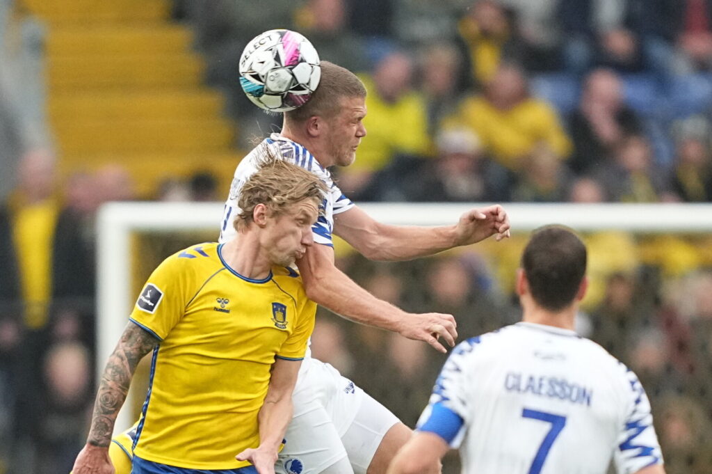 FCK's Andreas Cornelius og Brøndbys Daniel Wass i duel.