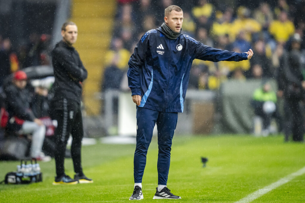 FCK-cheftræner Jacob Neestrup på sidelinjen.