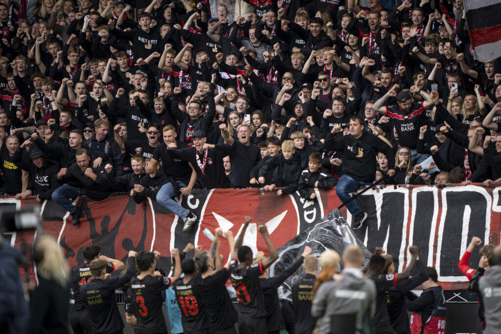 FC Midtjyllands spillere jubler sammen med klubbens fans efter sejren over Viborg FF.