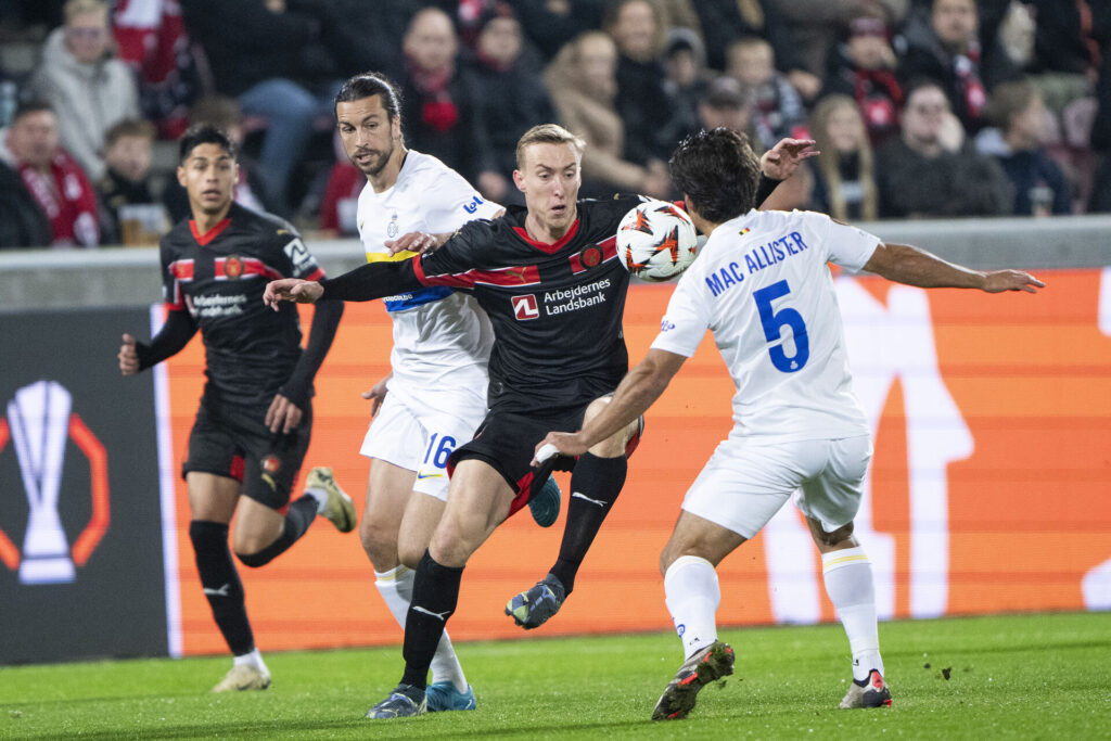 Adam Buksa i kamp for FC Midtjylland.