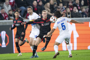 Adam Buksa i kamp for FC Midtjylland.