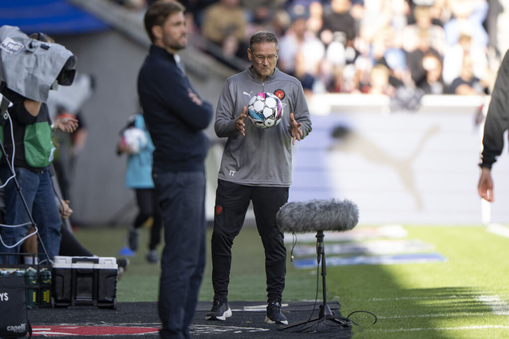 FCM-cheftræner Thomas Thomasberg med en bold mellem hænderne under kampen mod Viborg FF.