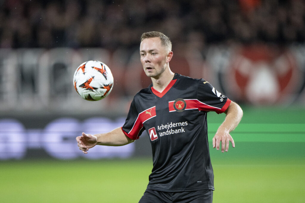 Joel Andersson forsøger at kontrollere bolden under kampen mellem FC Midtjylland og Hoffenheim.