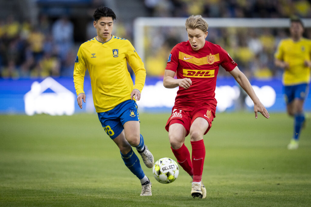 Daniel Svensson i aktion for FC Nordsjælland mod Brøndby IF.