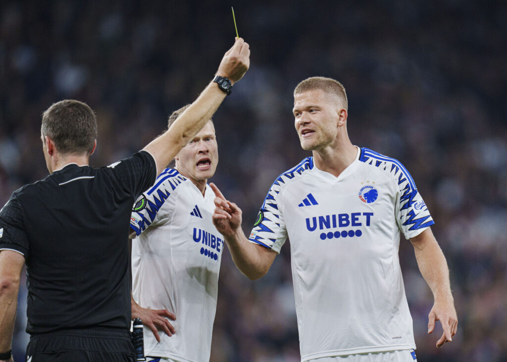 F.C. Københavns Andreas Cornelius modtager et gult kort.