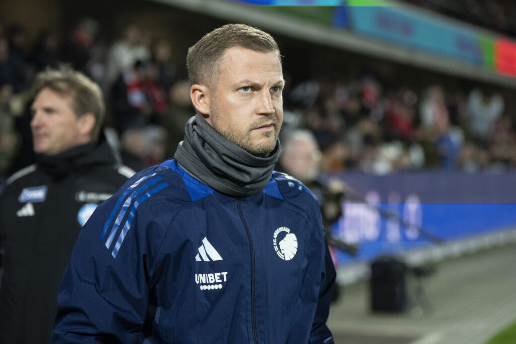 Jacob Neestrup spejder ud mod banen under kampen mellem F.C. København og Silkeborg IF.