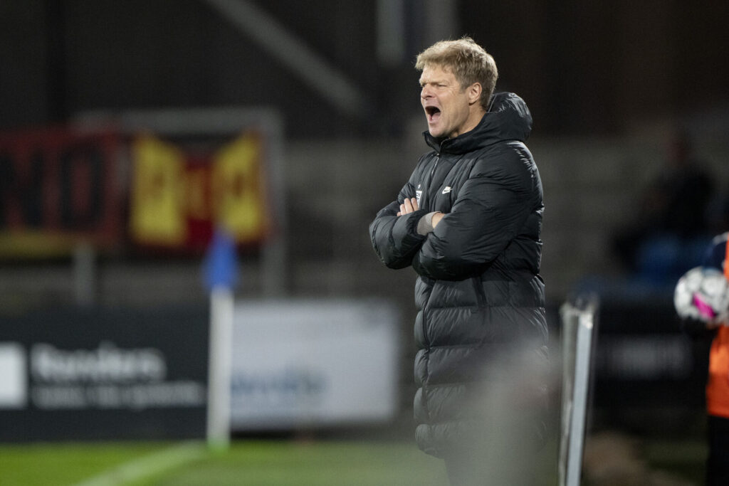 Jens Fønsskov Olsen på sidelinjen for FC Nordsjælland.