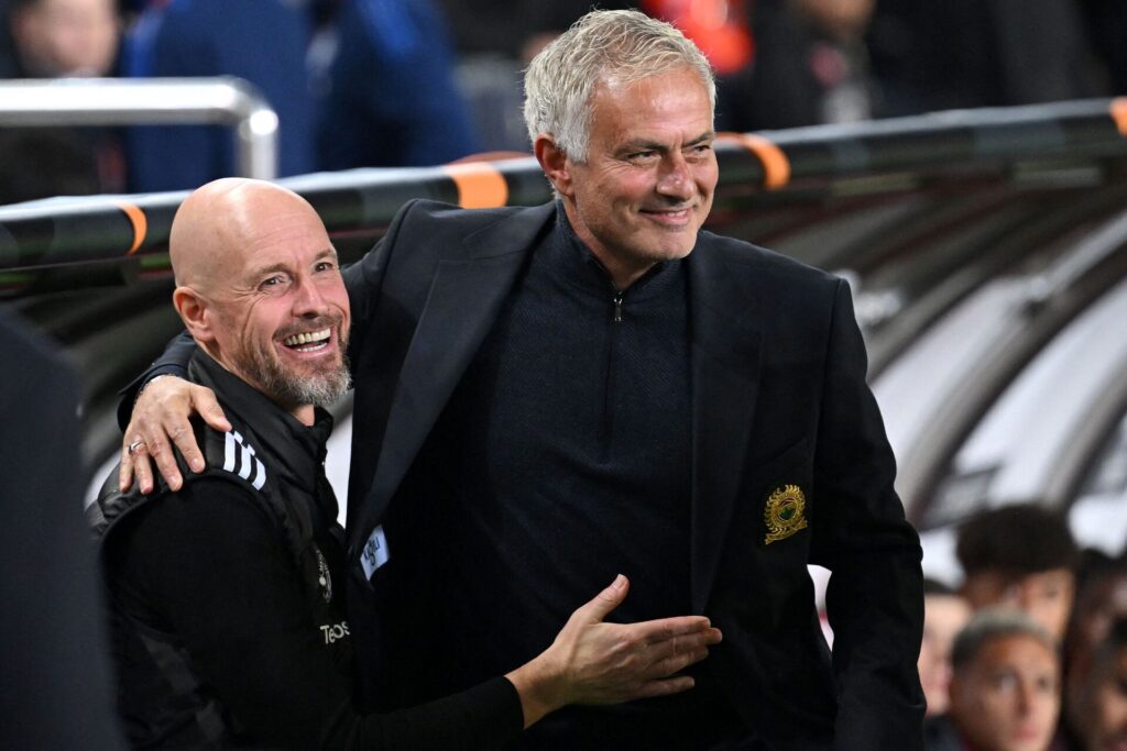 Erik ten Hag og José Mourinho smiler da de mødes i Europa League.