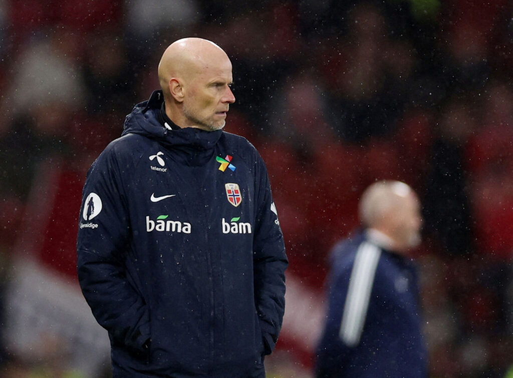 Ståle Solbakken kigger ind på banen for det norske fodboldlandshold.