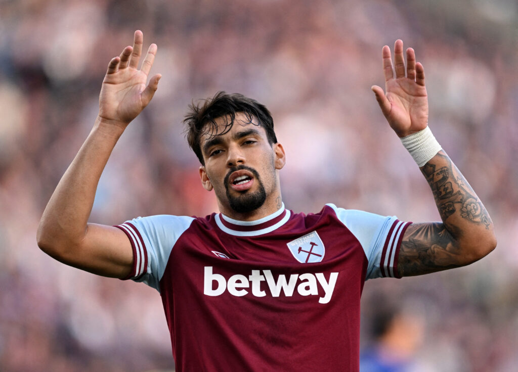 Lucas Paquetá løfter armene i afmagt for West Ham.