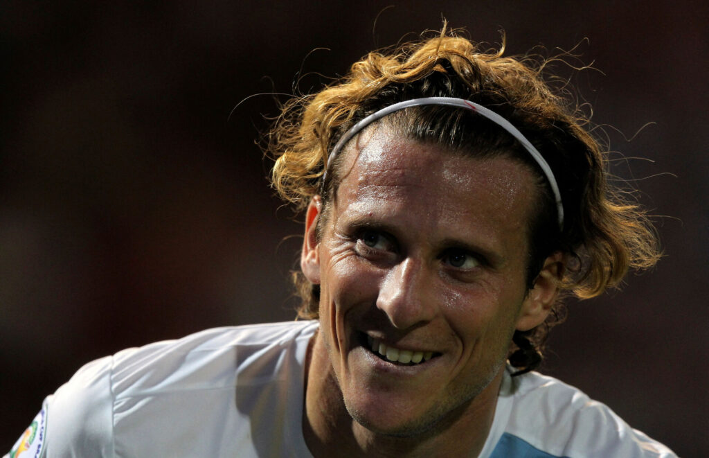 Diego Forlan under en kamp for Uruguay i 2012.