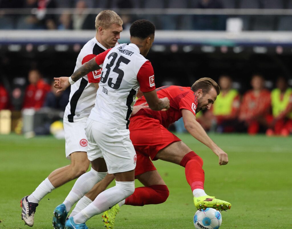 Kamp om bolden mellem Frankfurt og Harry Kane