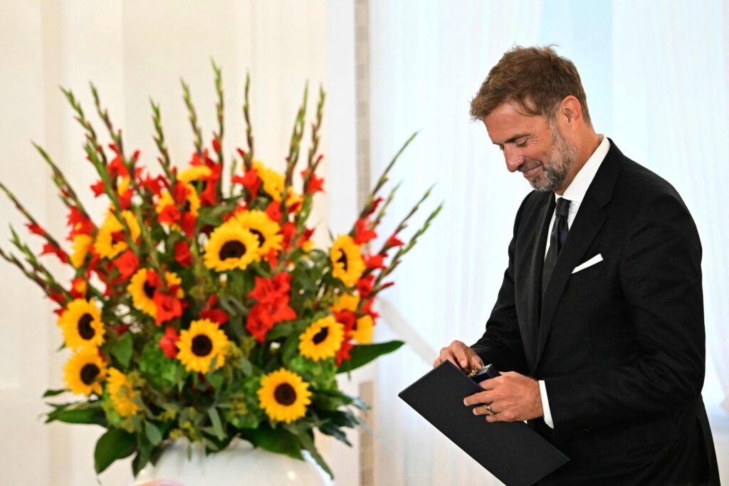 Jürgen Klopp modtager en medalje i Tyskland.