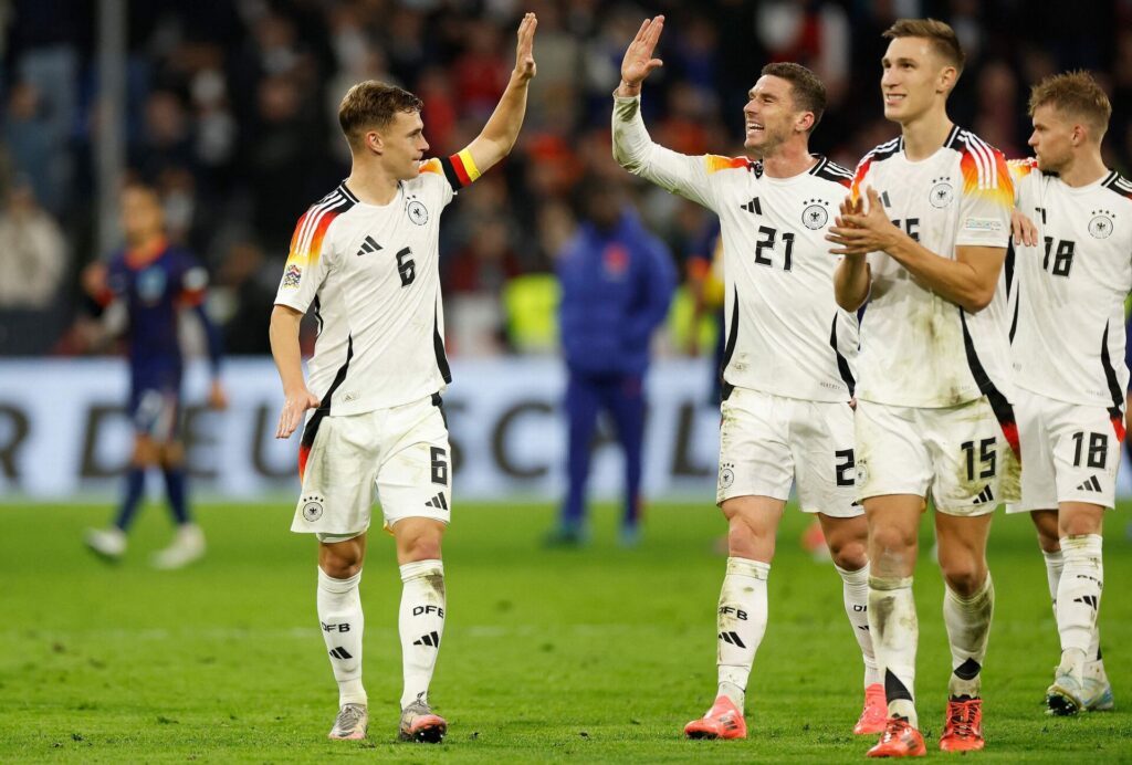 Joshua Kimmich giver en high five under en kamp for det tyske landshold.