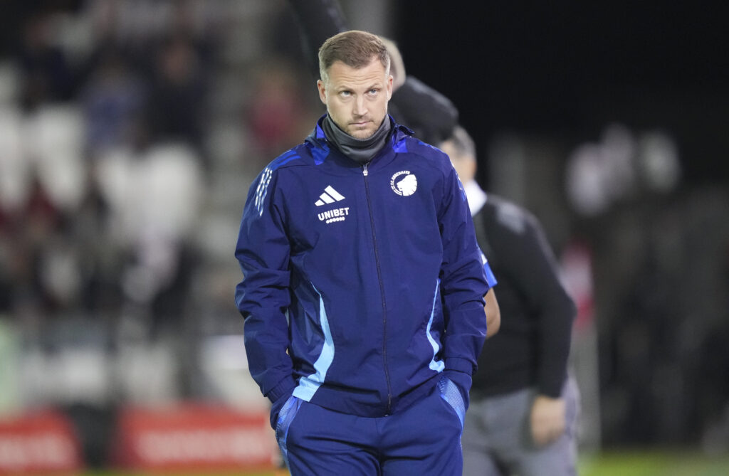 Jacob Neestrup på sidelinjen for F.C. København.