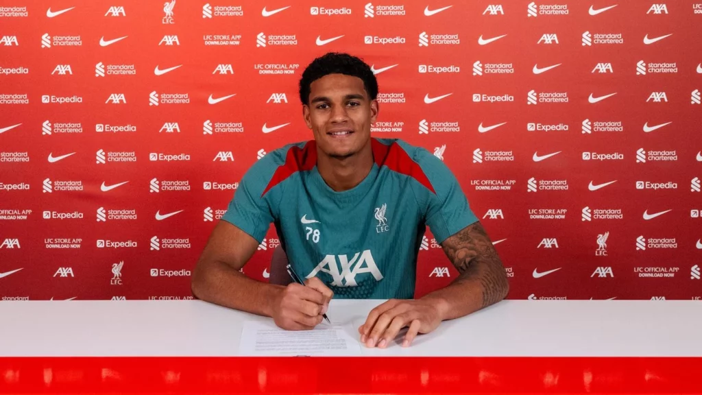 Jarell Quansah skriver ny kontrakt med Liverpool.