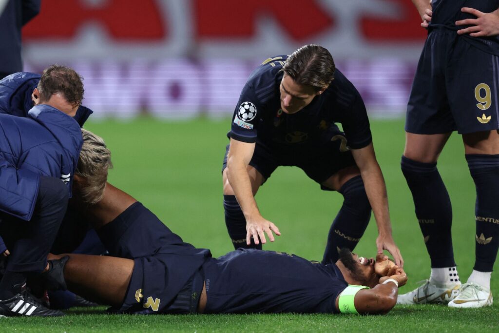 Gleison Bremer har revet sit korsbånd over under kampen mellem Leipzig og Juventus.