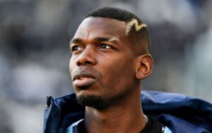 Paul Pogba kigger op i venstre hjørne