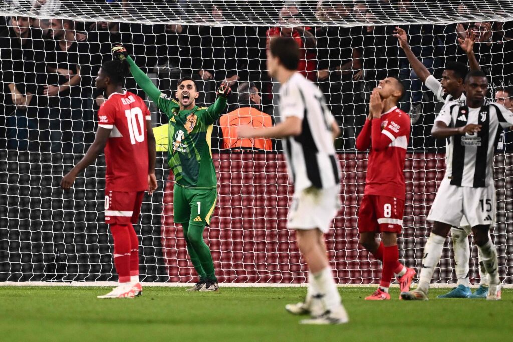 Mattia Perin jubler efter at have reddet et straffespark mod Stuttgart for Juventus.