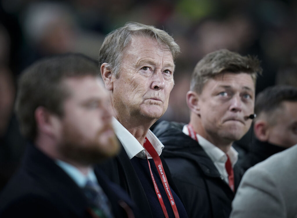 Åge Hareide anser Ole Gunnar Solskjær som en oplagt kandidat til det danske landstrænerjob.