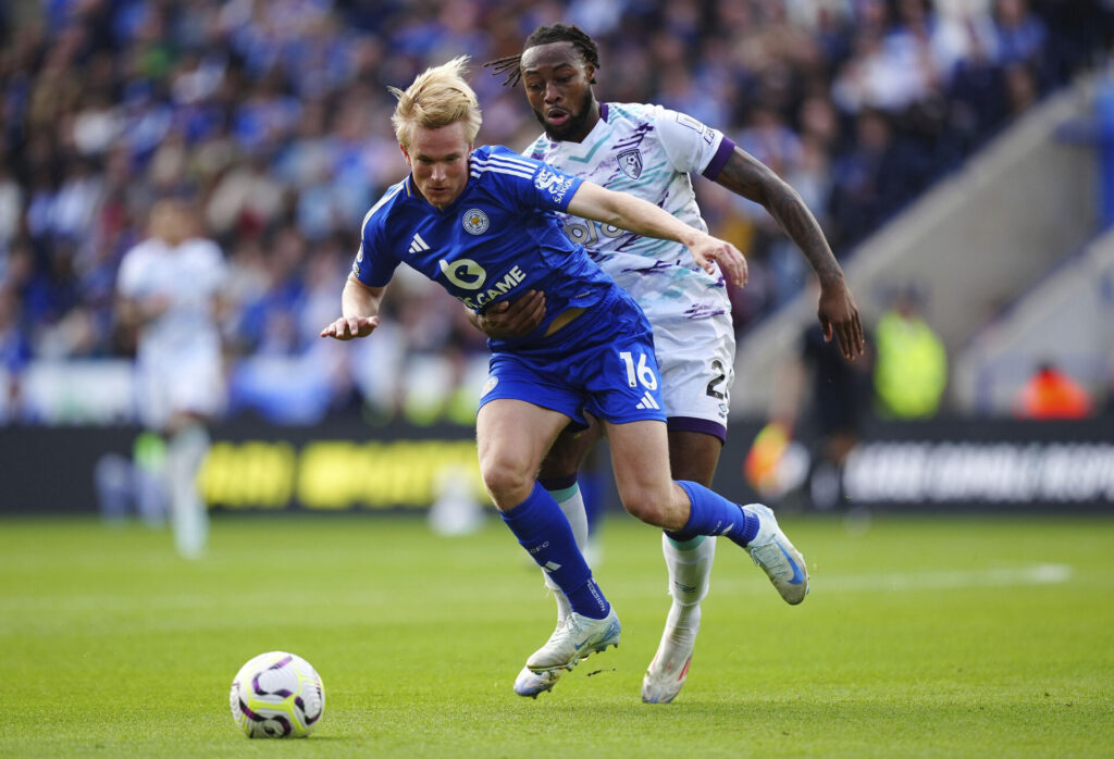 Victor Kristiansen i kamp for Leicester.