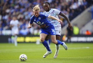 Victor Kristiansen i kamp for Leicester.