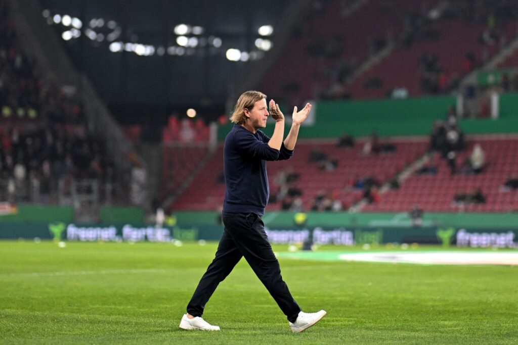 Bo Henriksen klapper ud med publikum før kampen mellem Mainz og Bayern München.