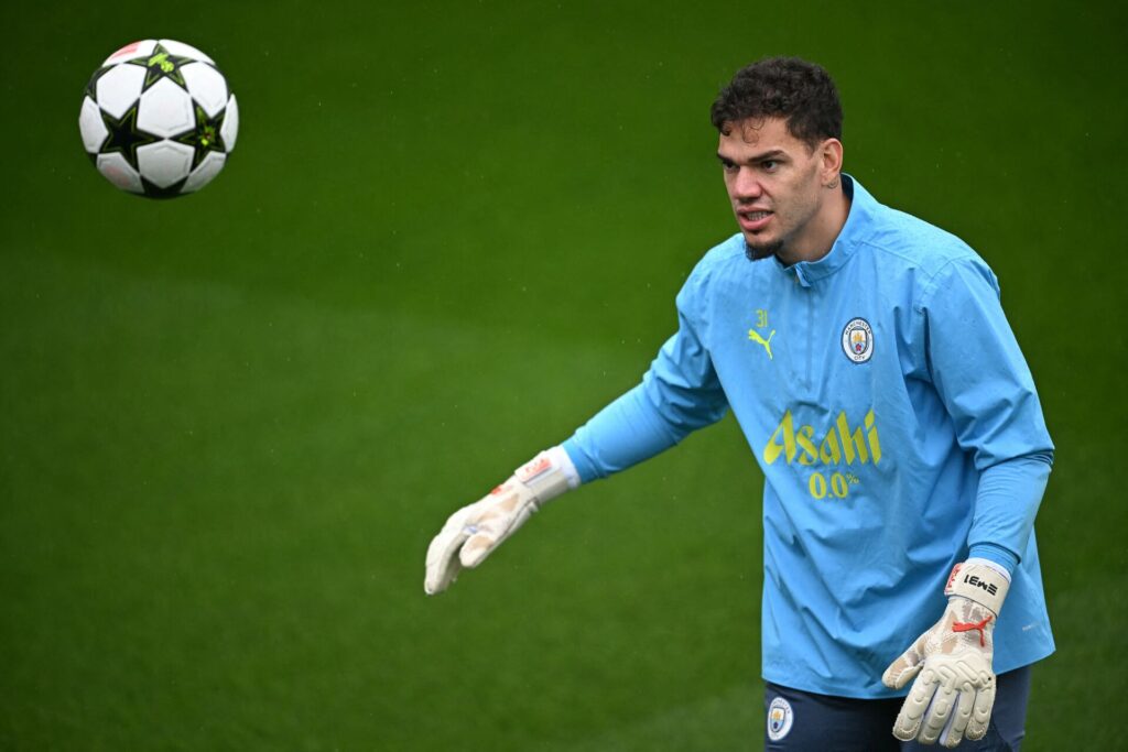 Ederson varmer op for Manchester City.