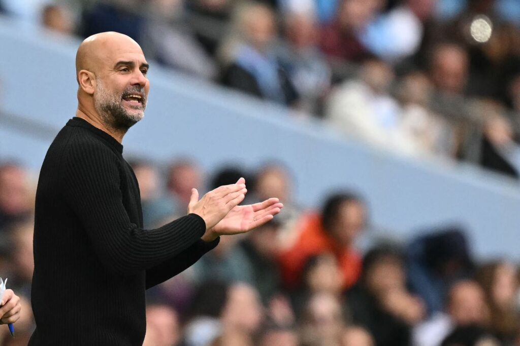 Pep Guardiola på sidelinjen for Manchester City under en kamp.