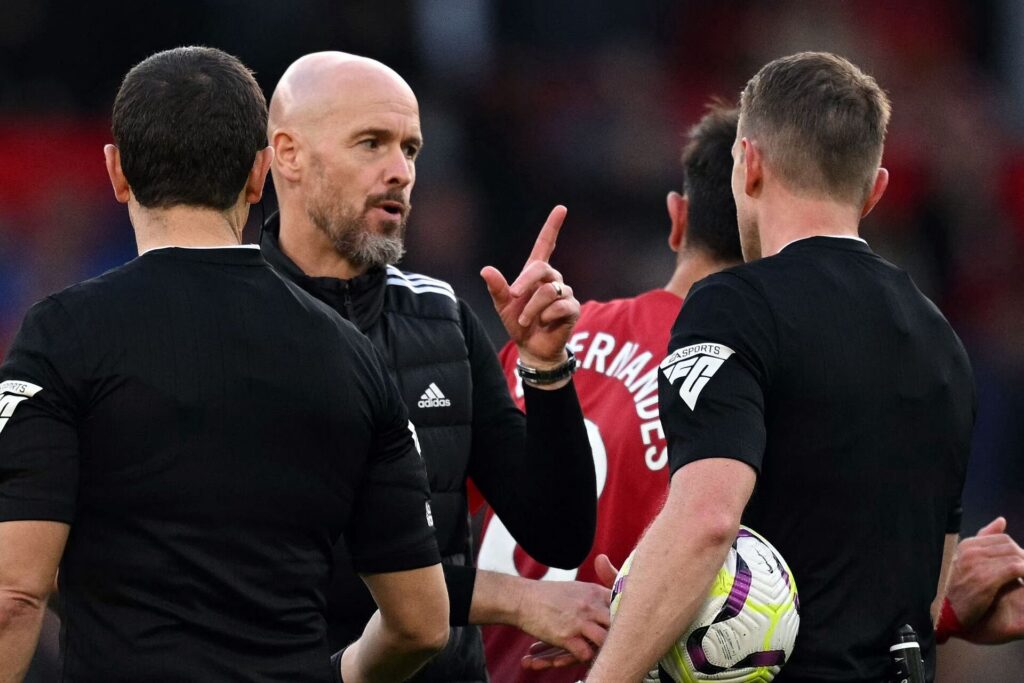 Erik ten Hag peger fingre af dommeren Samuel Barrott.