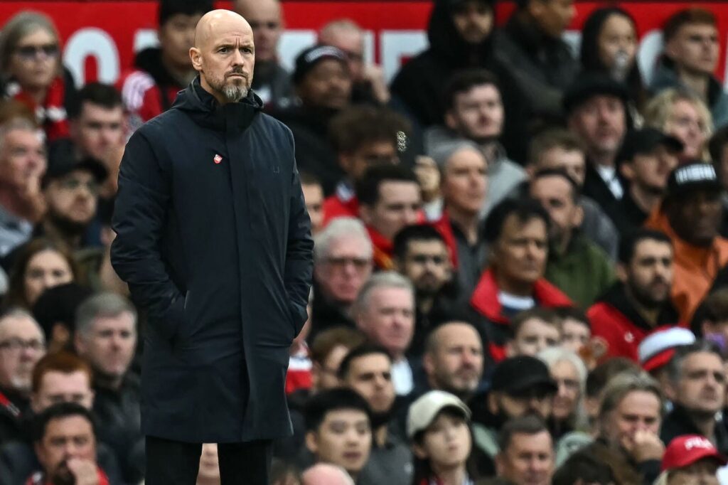 Erik ten Hag ser til, mens Manchester United spiller kamp.