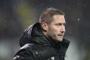 Martin Retov står i regnen