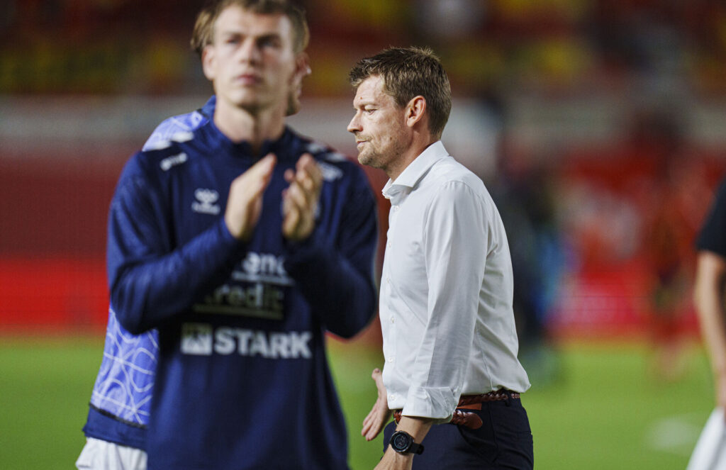 Lars Knudsen går skuffet fra banen, efter Danmark tabte 1-0 til Spanien.