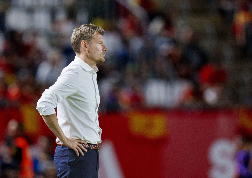 Lars Knudsen på sidelinjen under kampen mellem Danmark og Spanien.