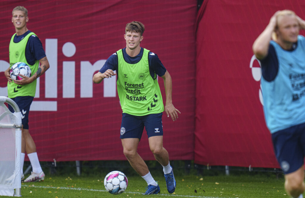 Morten Frendrup med bolden under et træningspas med det danske A-landshold.