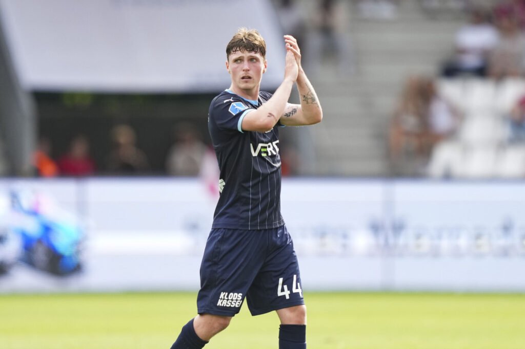 Nikolas Dyhr klapper på vej ud af banen i kamp for Randers FC.