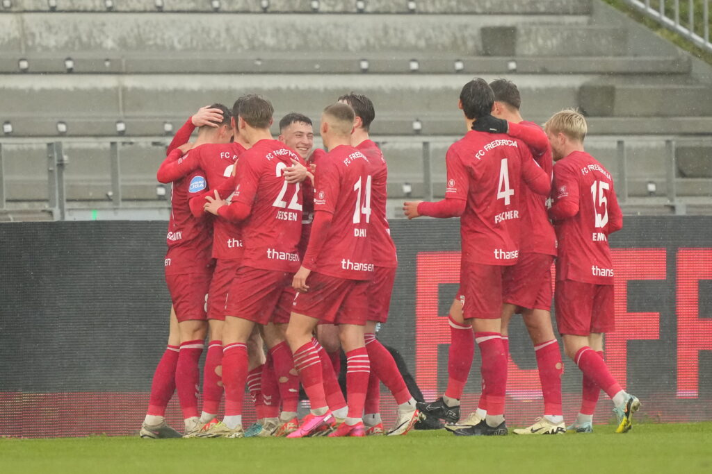 FC Fredericia-spillerne fejrer en scoring.