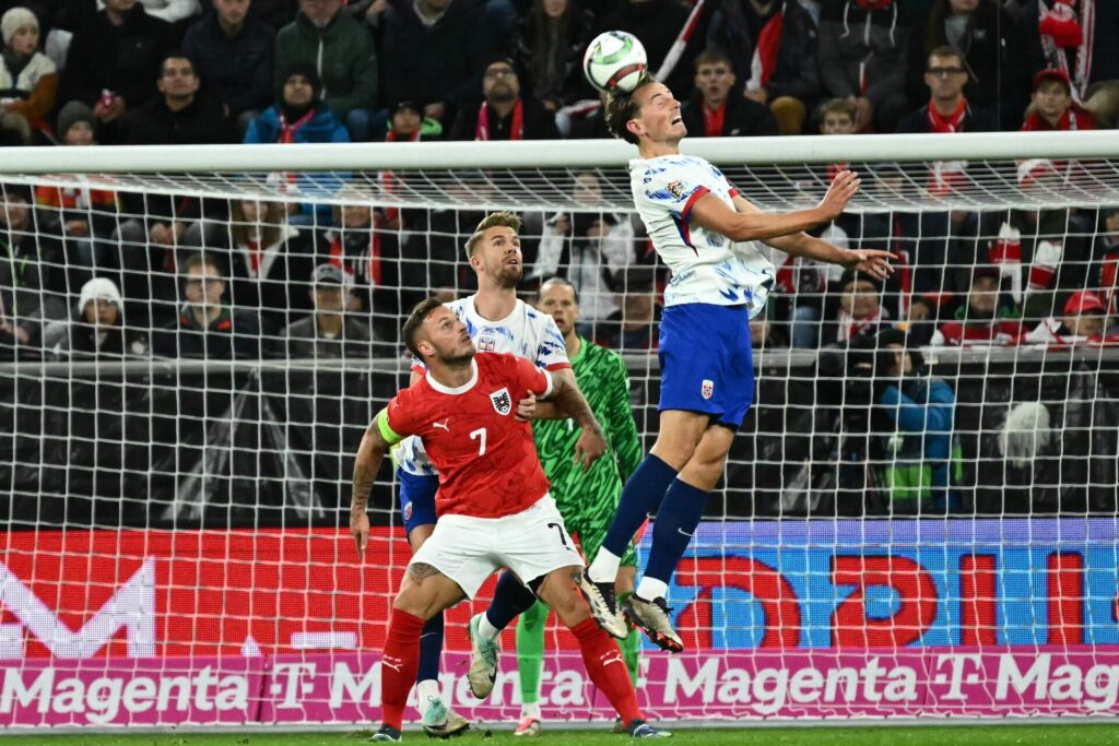 Sander Berge header til bolden for det norske landshold.