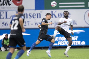 Leeroy Owusu i kamp om bolden.