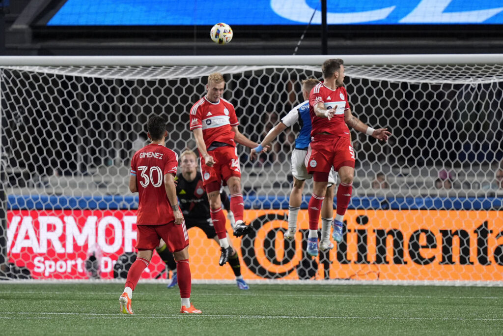 Tobias Salquist header bolden væk under en kamp for Chicago Fire.