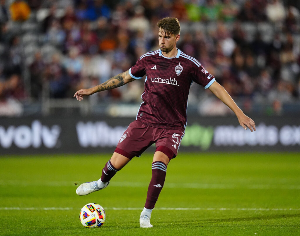 Andreas Maxsø afleverer bolden for Colorado Rapids.