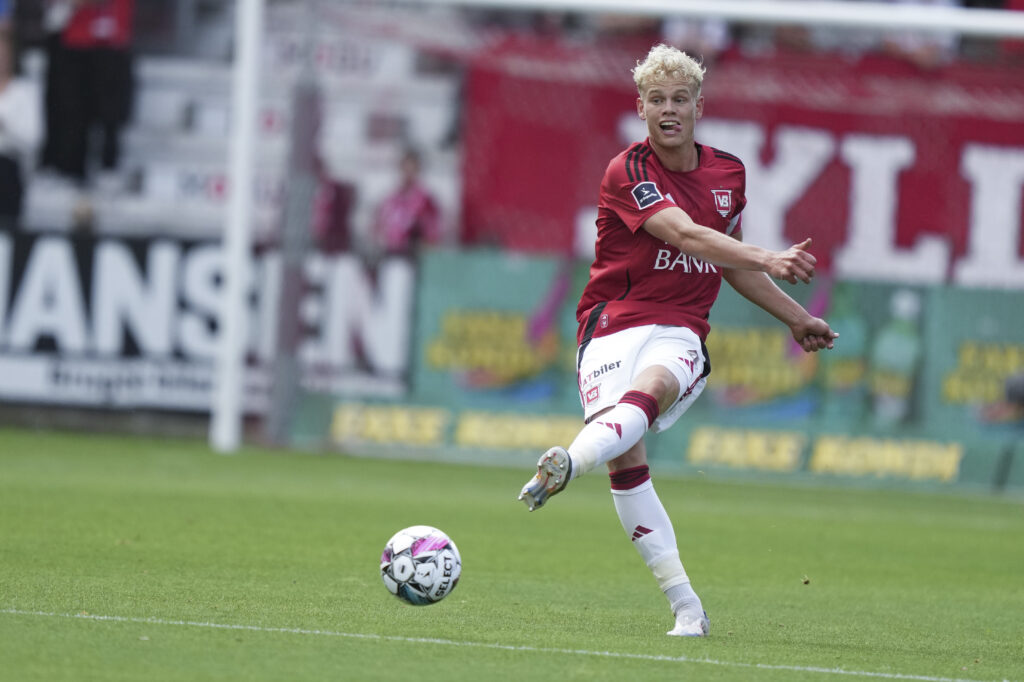 Oliver Provstgaard i kamp for Vejle Boldklub.