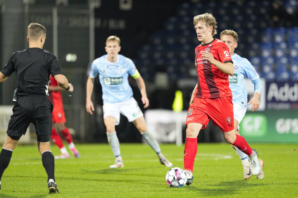 Oliver Sørensen på bolden under kampen mellem Sønderjyske og FC Midtjylland.