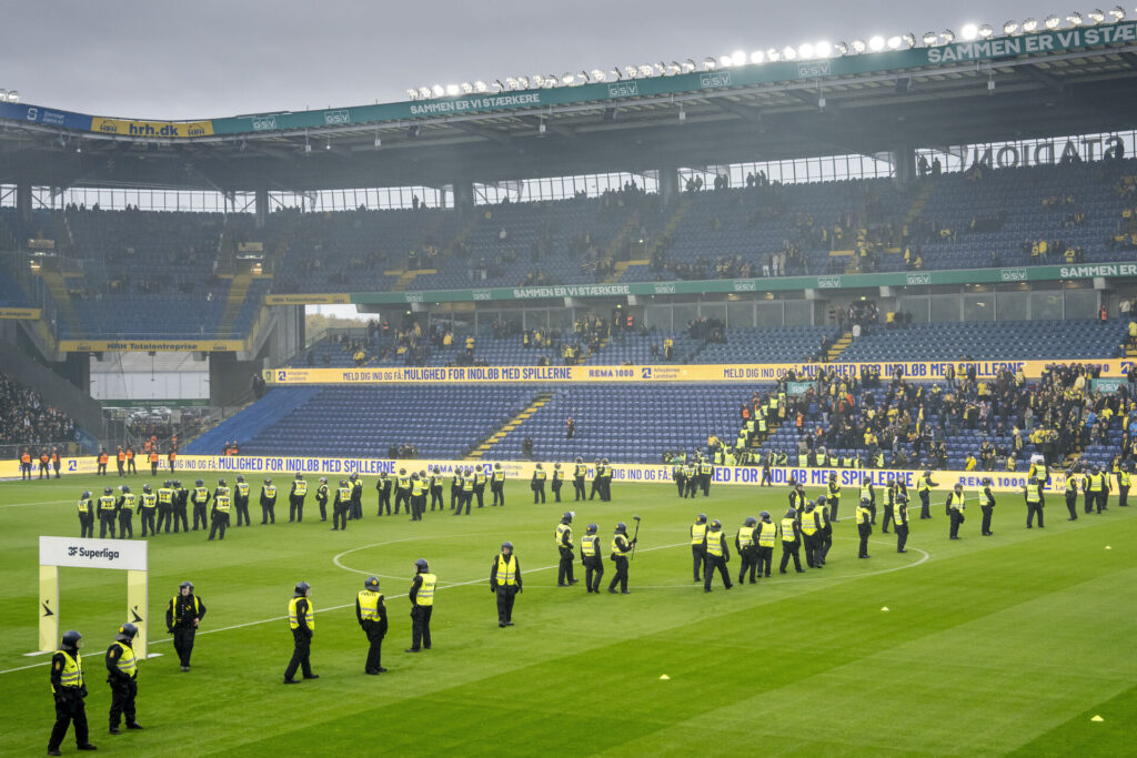 Politiet tilstede på Brøndby Stadion inden derby.