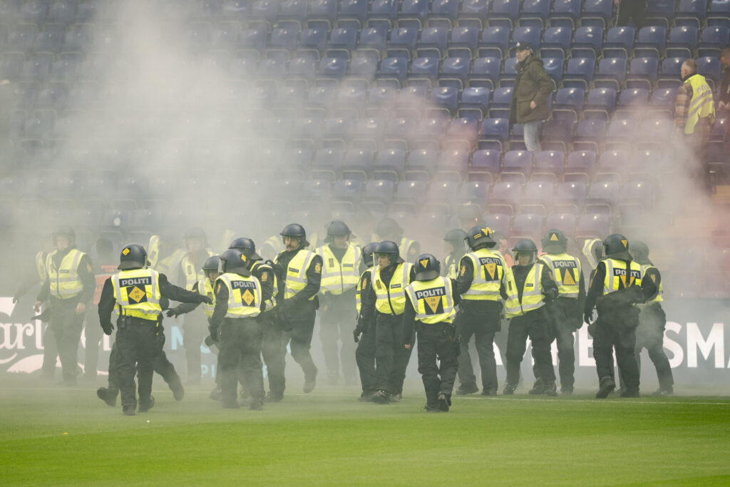 Politi på banen grundet tumult mellem fans før 3F Superliga-kampen mellem Brøndby IF og FC København på Brøndby Stadion, søndag den 27. oktober 2024