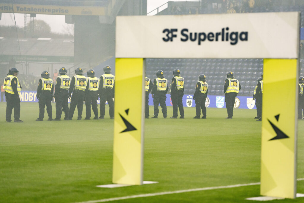 Politi på banen grundet tumult mellem fans før 3F Superliga-kampen mellem Brøndby IF og FC København på Brøndby Stadion, søndag den 27. oktober 2024