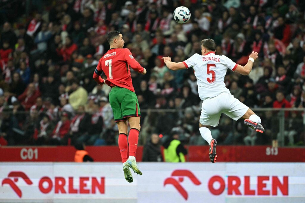 Cristiano Ronaldo hopper højest og scorer for Portugal mod Polen.