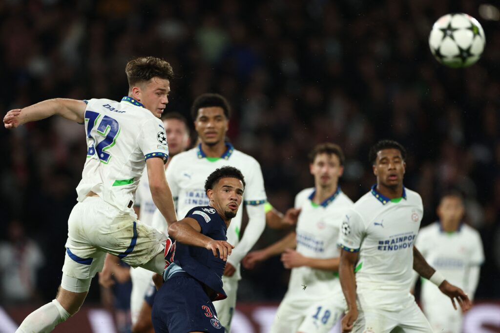 PSV- og PSG-spillere kæmper om bolden.