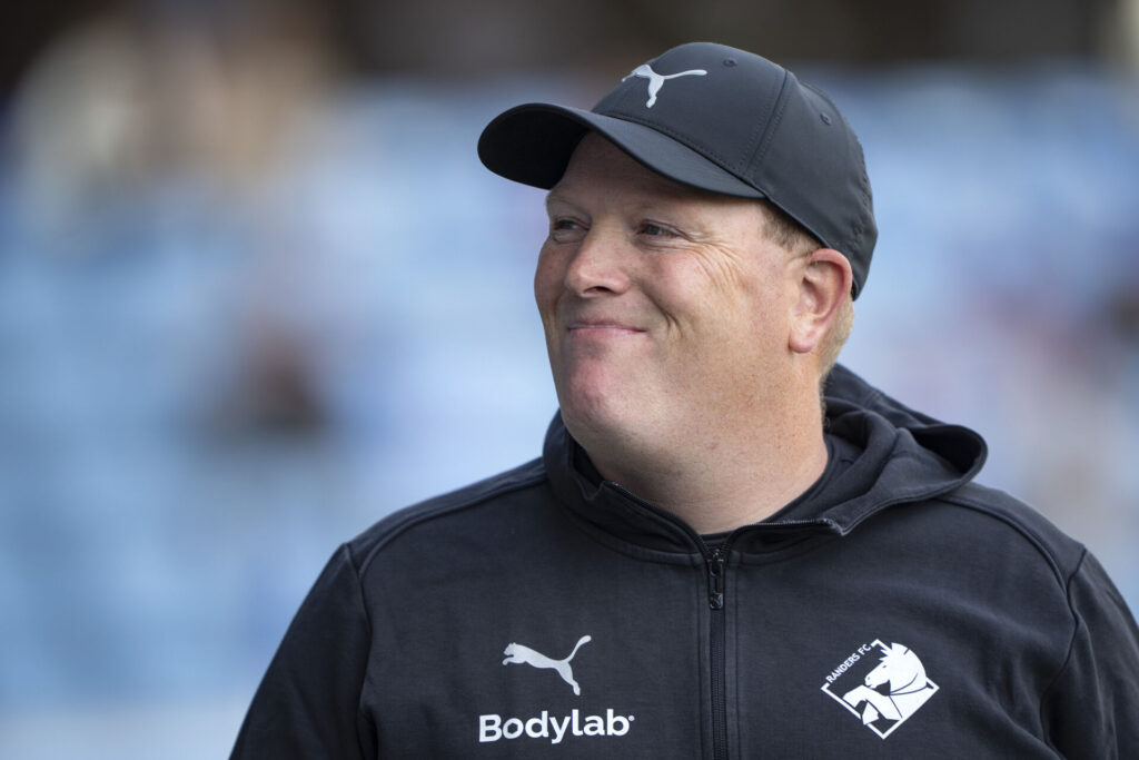 Rasmus Bertelsen kigger ud mod lægterne på Cepheus Park for Randers FC.