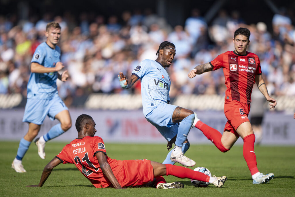 Randers FCs Norman Campbell bliver stoppet af FC Midtjyllands Denil Castillo og Emiliano Martinez